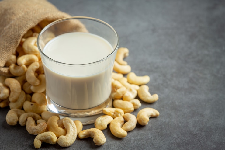 Velvety Cashew Milk with Vanilla